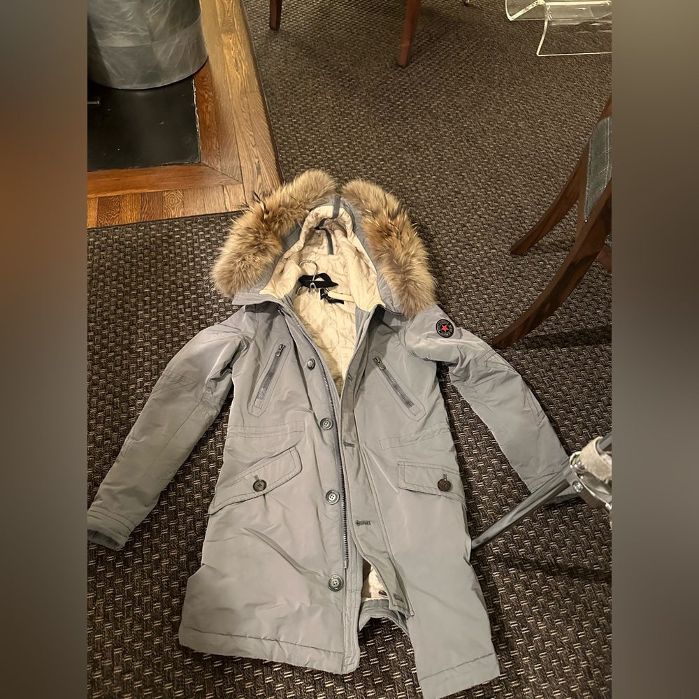 Jetset European Skiwear Brand. Parka with real fur hood.